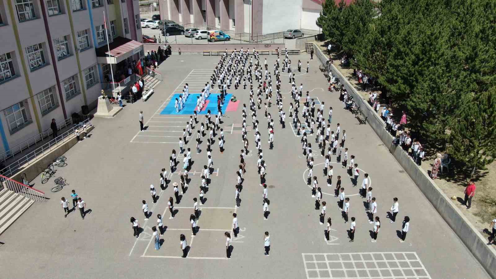 Sivas’ta 450 kişilik karate gösterisi dikkat çekti
