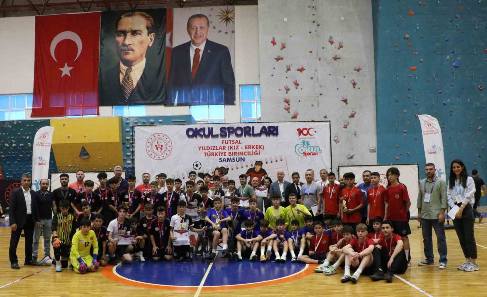 Futsal müsabakaları nefes kesti
