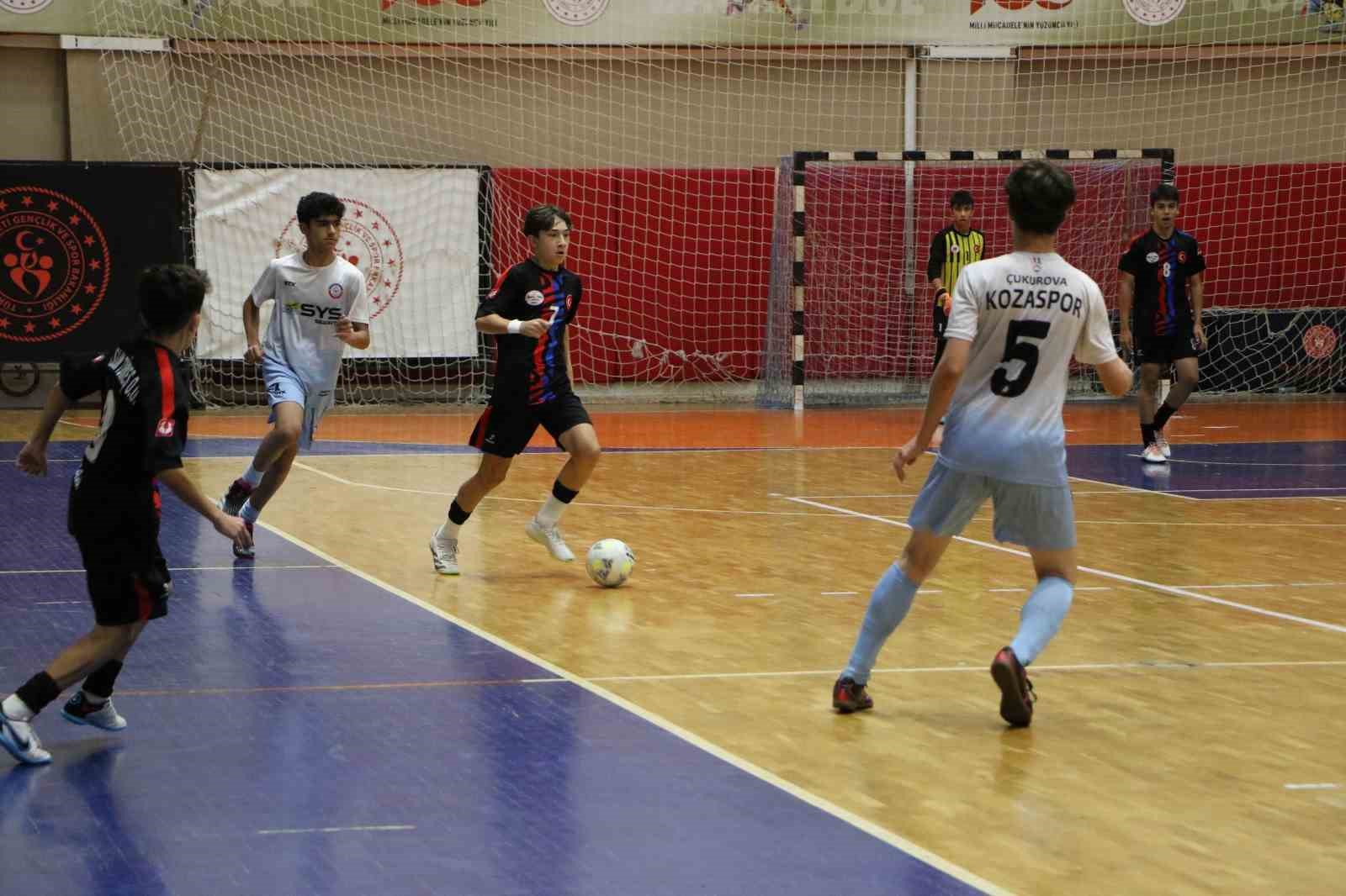 Futsal müsabakaları nefes kesti
