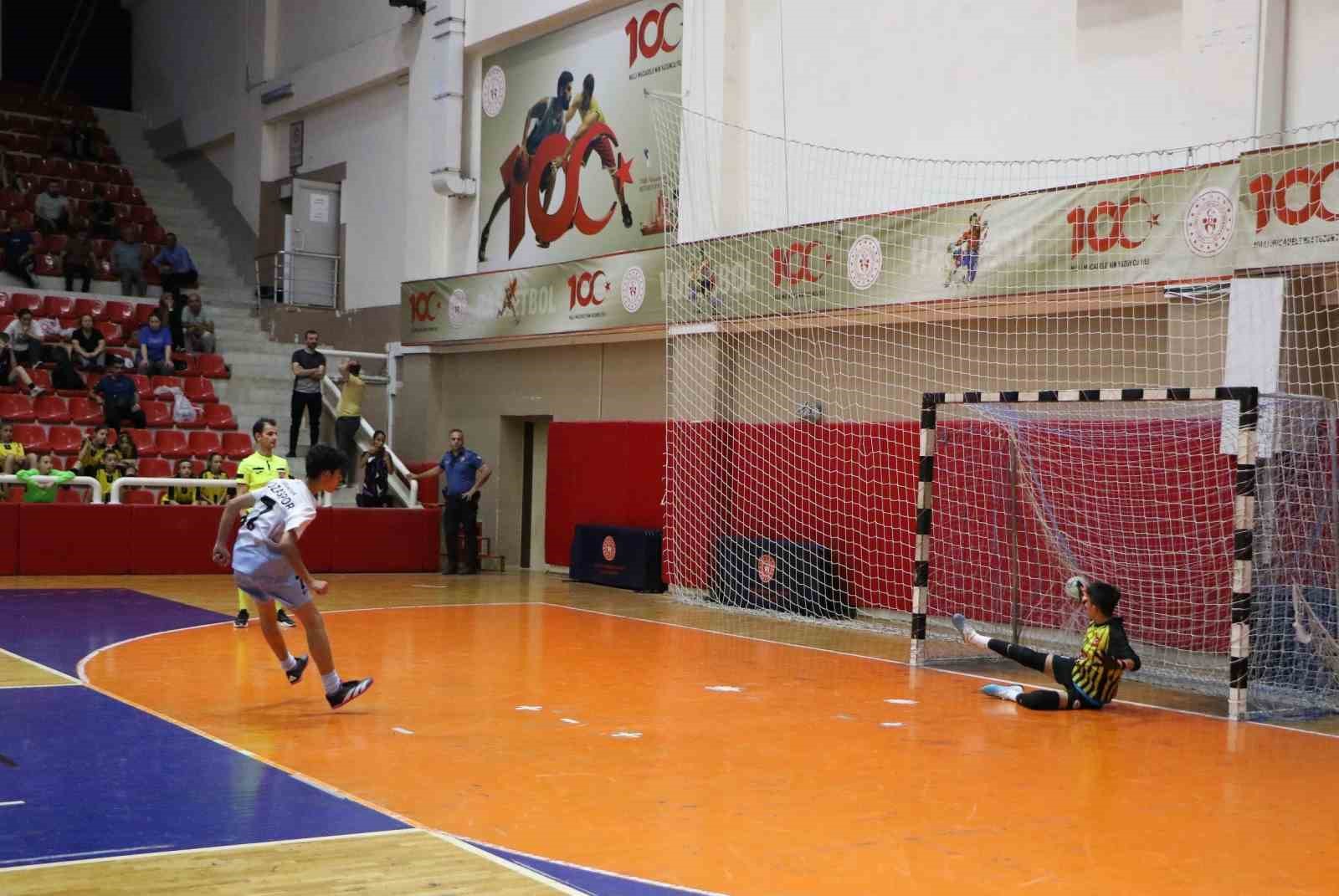 Futsal müsabakaları nefes kesti
