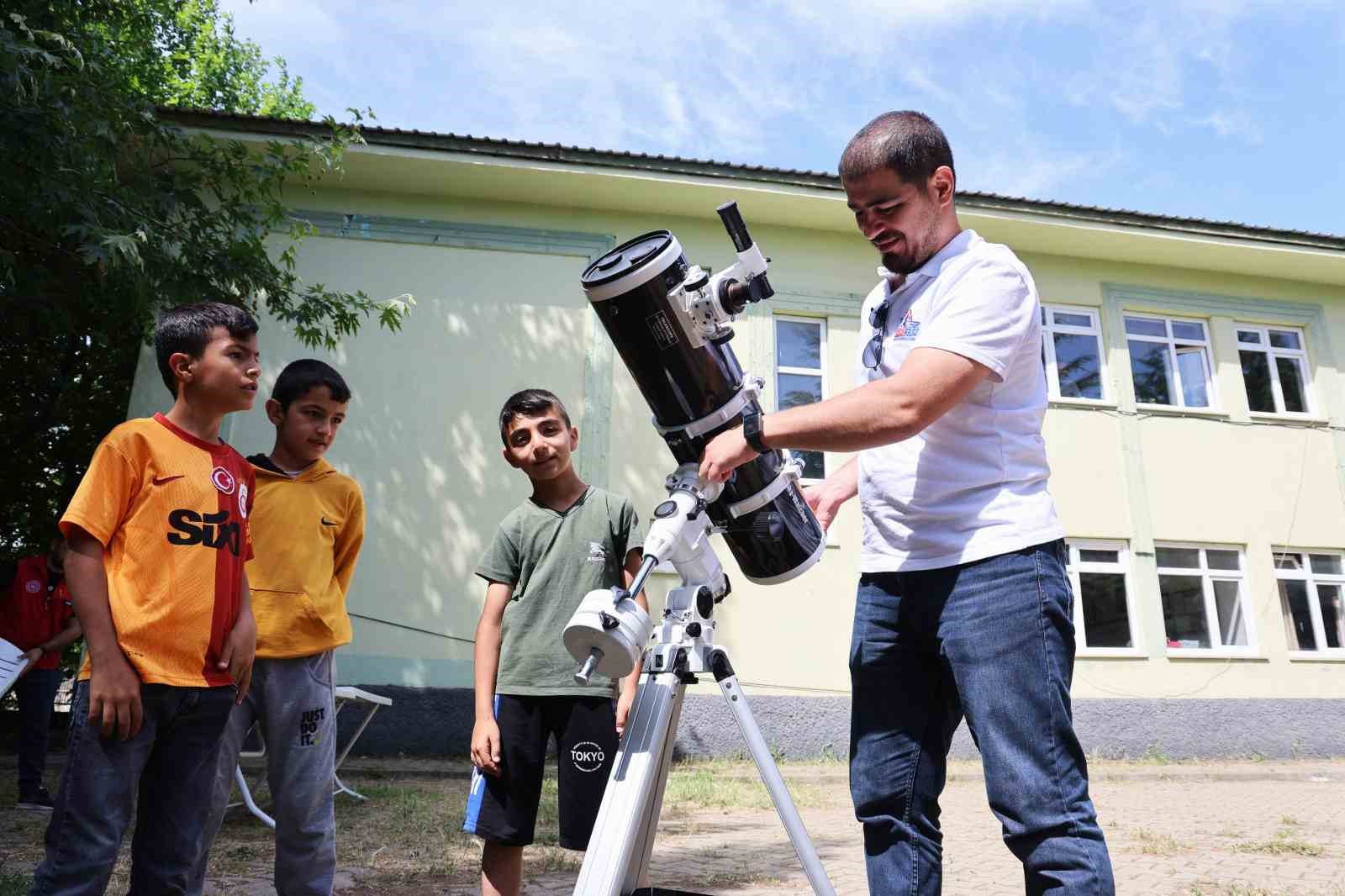 Kırsaldaki öğrenciler teleskopla güneşi gözlemledi, motor pervaneli maket uçak üretti
