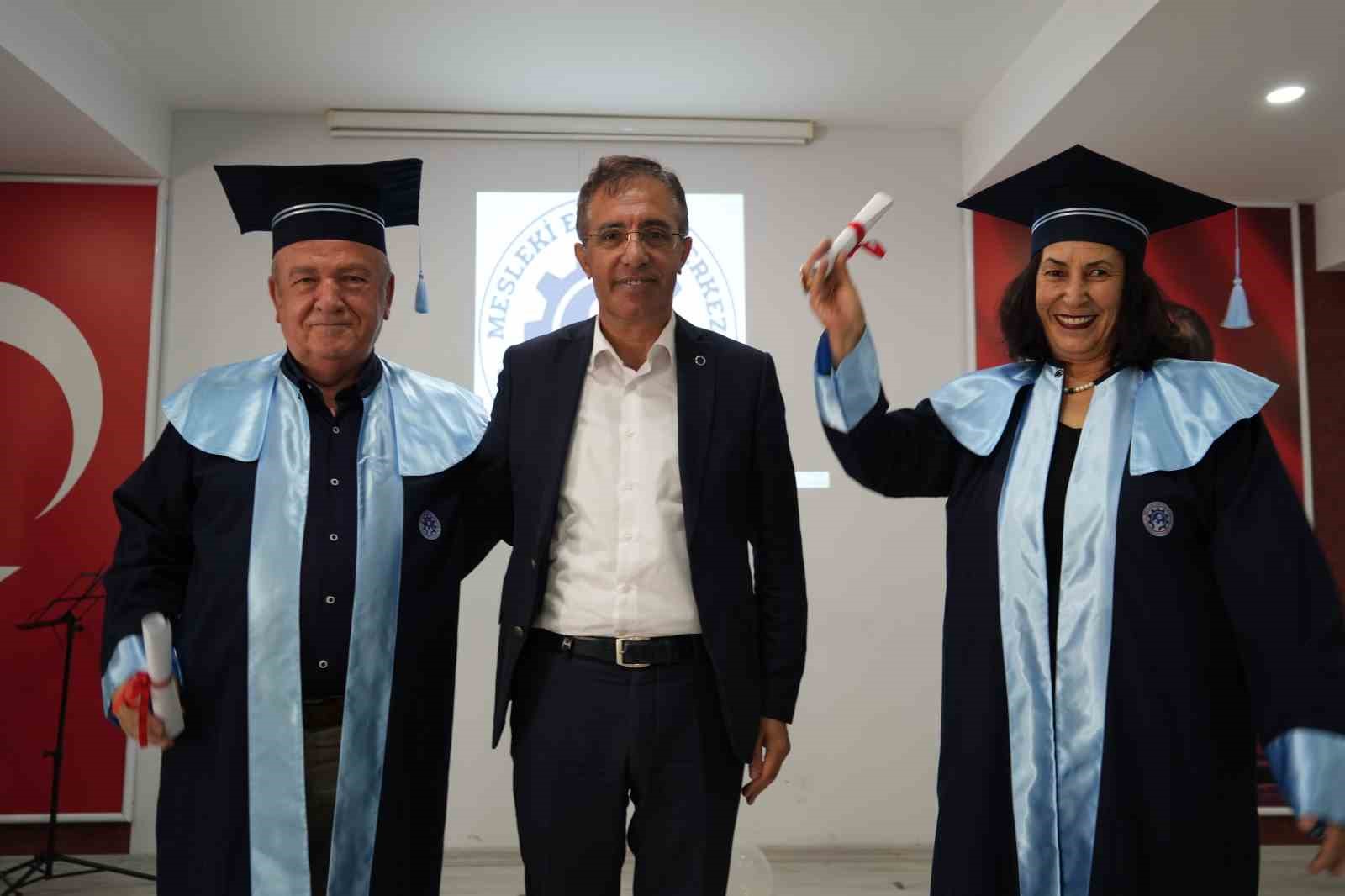 Öğrenmenin yaşı yok: 71 yaşında lise diploması aldı, göbek attı
