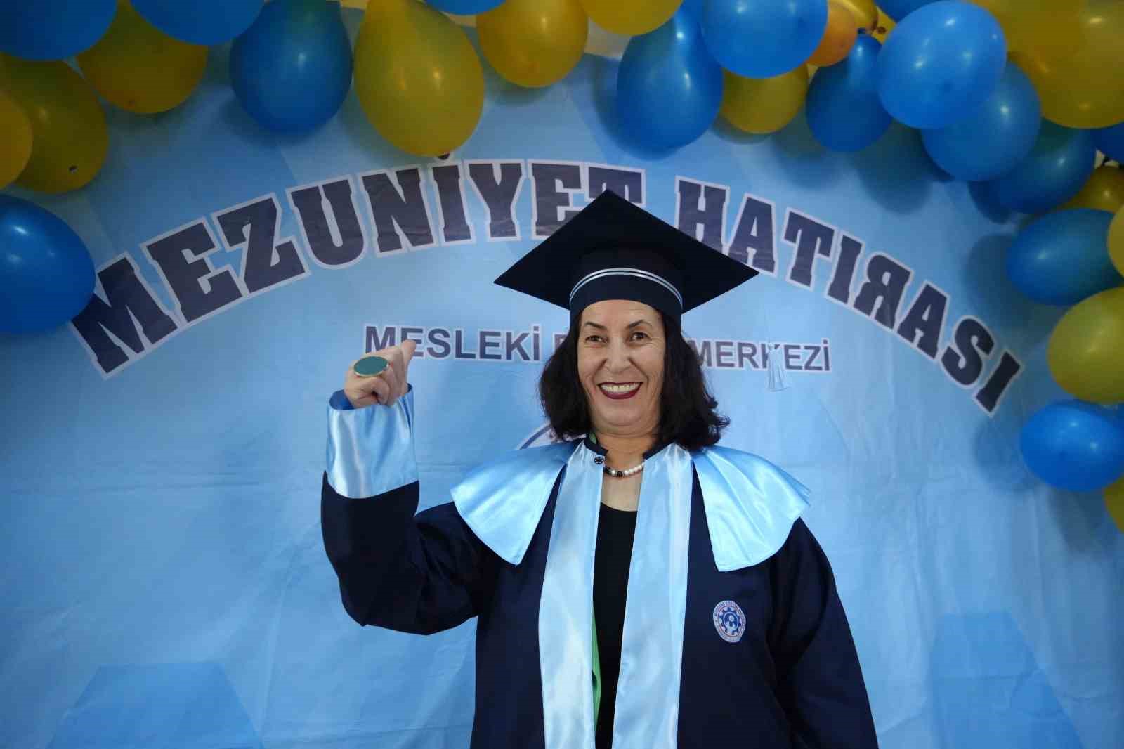 Öğrenmenin yaşı yok: 71 yaşında lise diploması aldı, göbek attı
