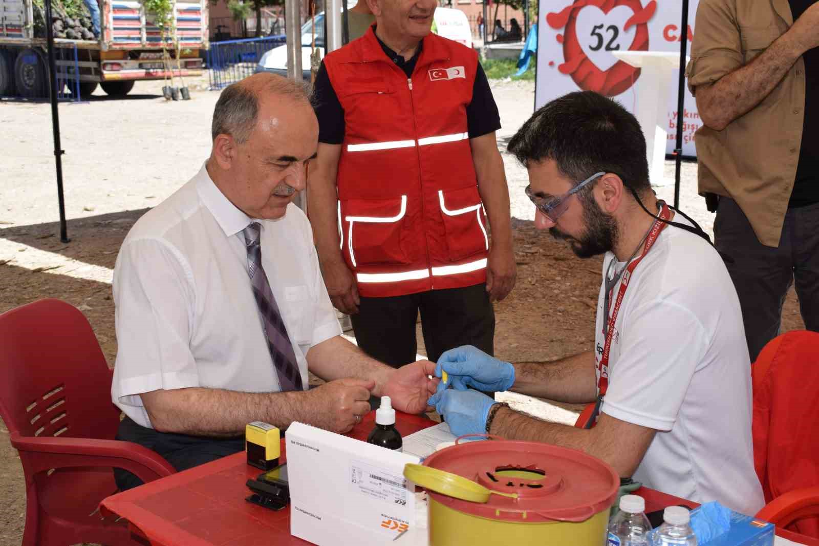 1 ünite kan verene 10 meyve fidanı hediye
