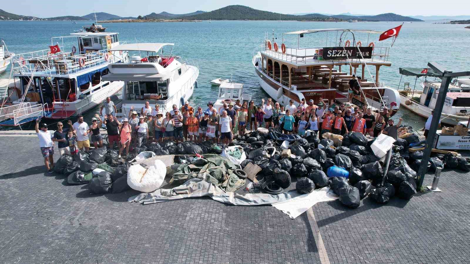 Ayvalık adalarında çevre temizliğinde mültecilerden geriye kalan 7 bot enkazı çıkarıldı
