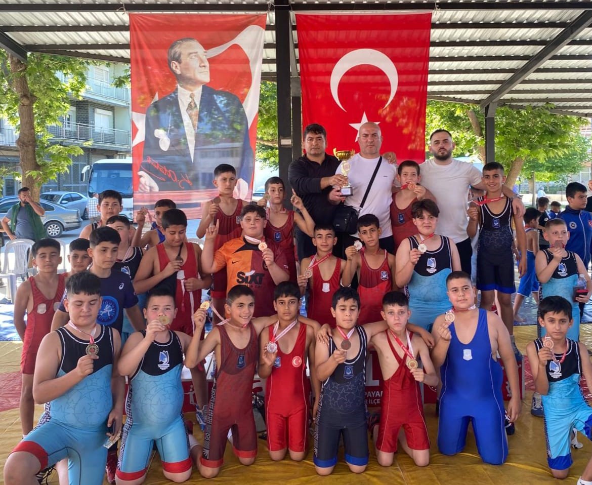 Yunusemreli güreşçiler Denizli’de Manisa’nın gururu oldu
