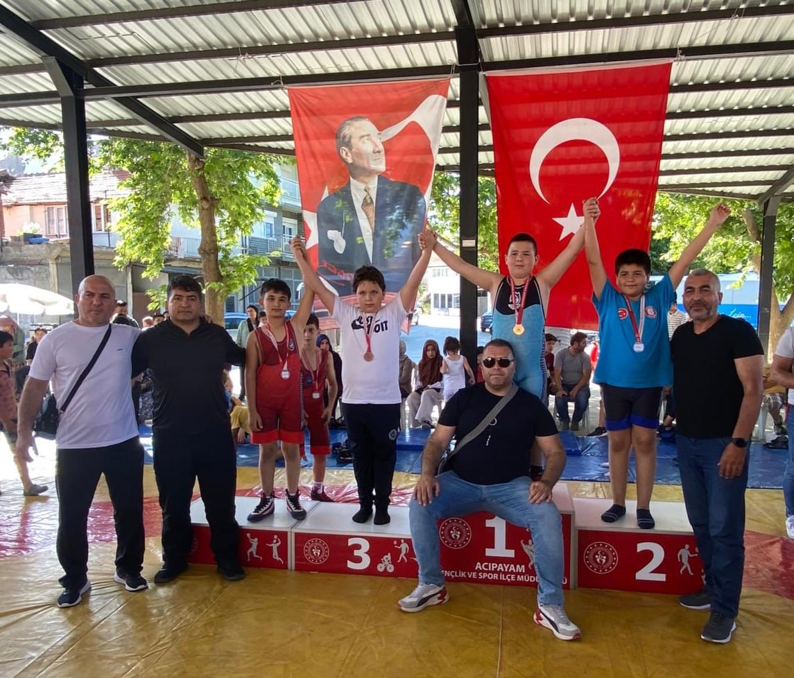 Yunusemreli güreşçiler Denizli’de Manisa’nın gururu oldu
