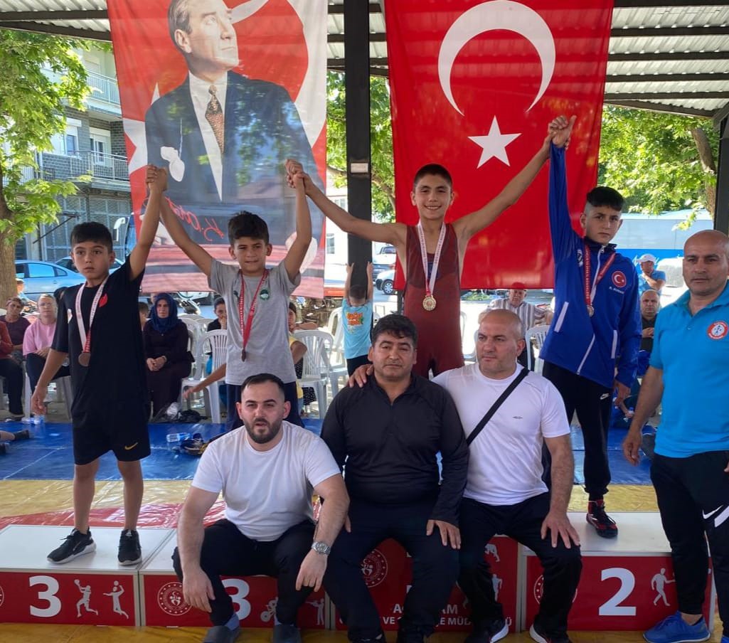 Yunusemreli güreşçiler Denizli’de Manisa’nın gururu oldu
