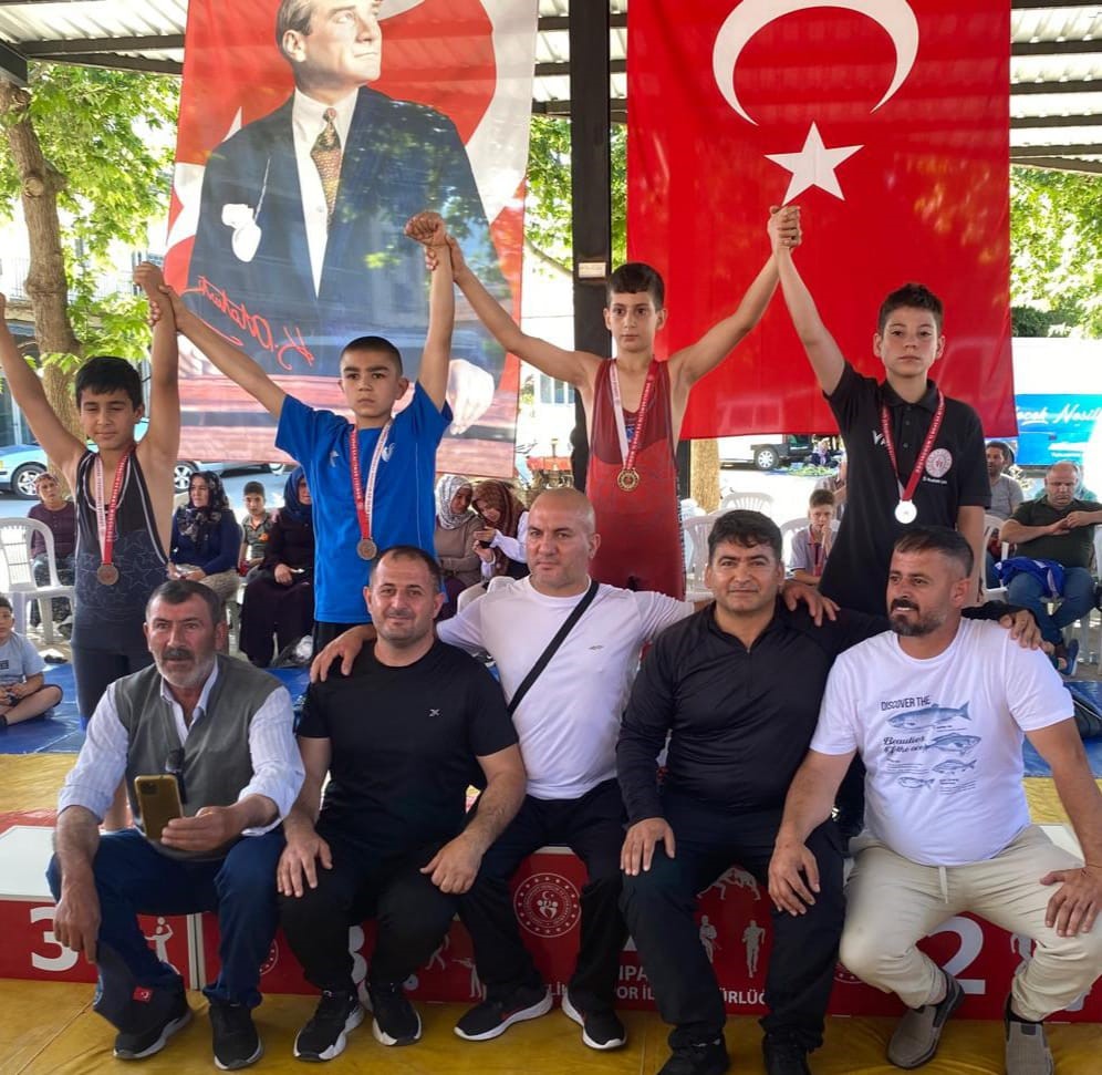 Yunusemreli güreşçiler Denizli’de Manisa’nın gururu oldu
