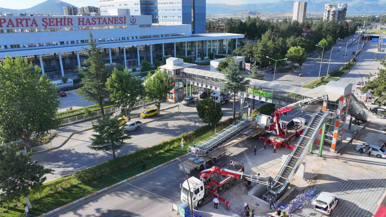 Isparta Şehir Hastanesi üst geçidi yürüyen merdivenli hale getirildi
