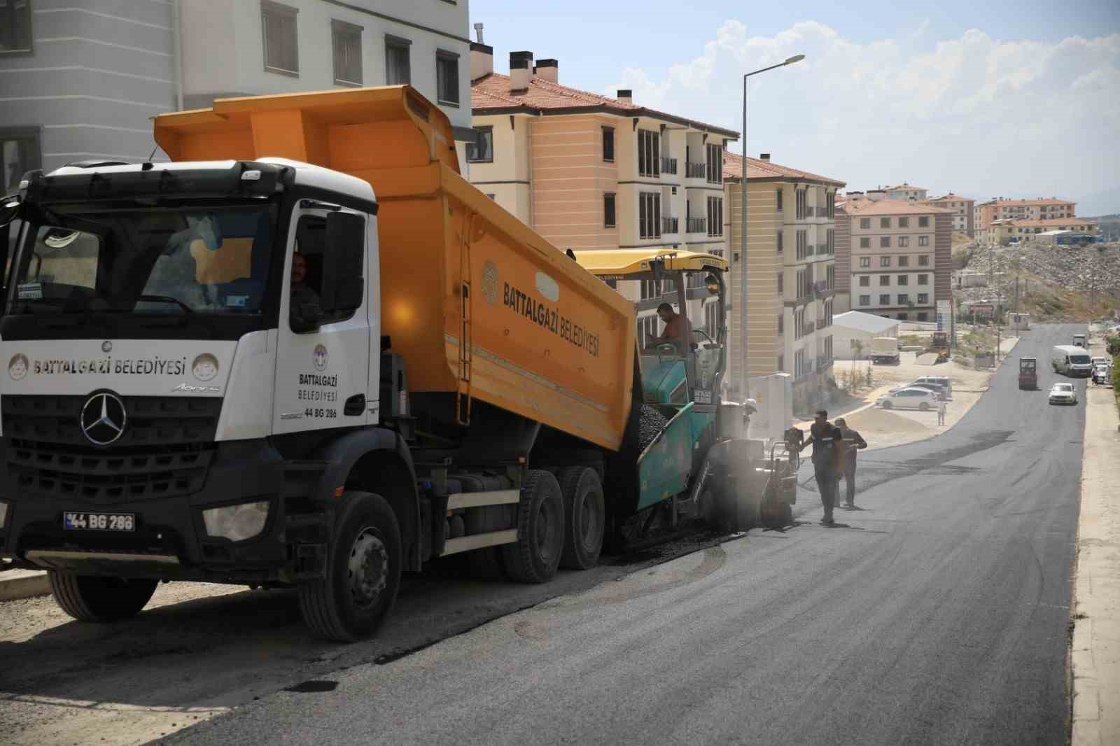 Battalgazi Belediyesi yol çalışmalarına aralıksız devam ediyor
