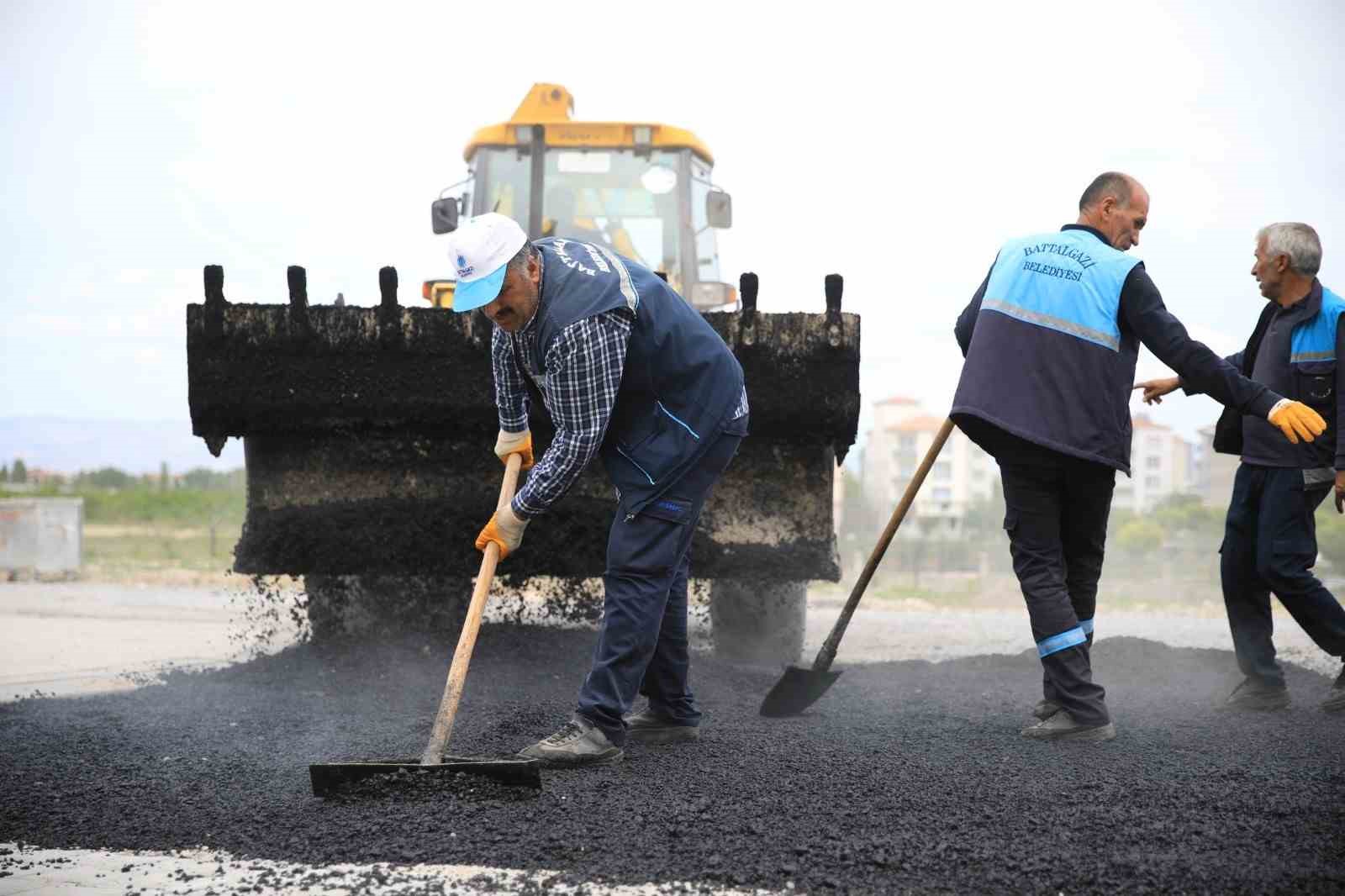 Battalgazi Belediyesi yol çalışmalarına aralıksız devam ediyor
