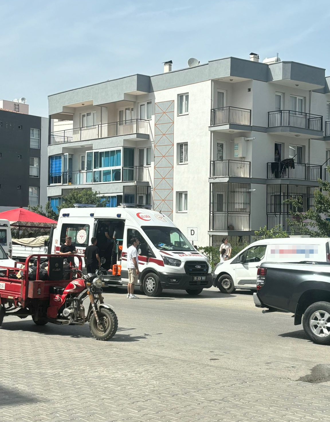 Önce kedisini kurtardı, sonra kurtarılmayı bekledi
