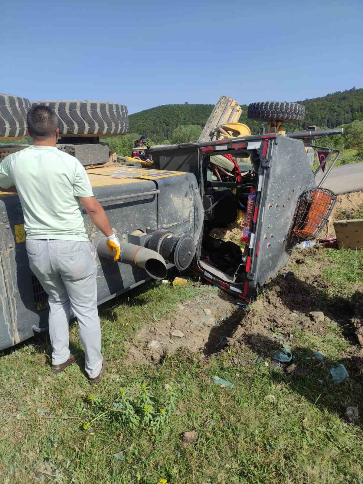 Özel İdareye ait  iş makinesi devrildi: 1 yaralı
