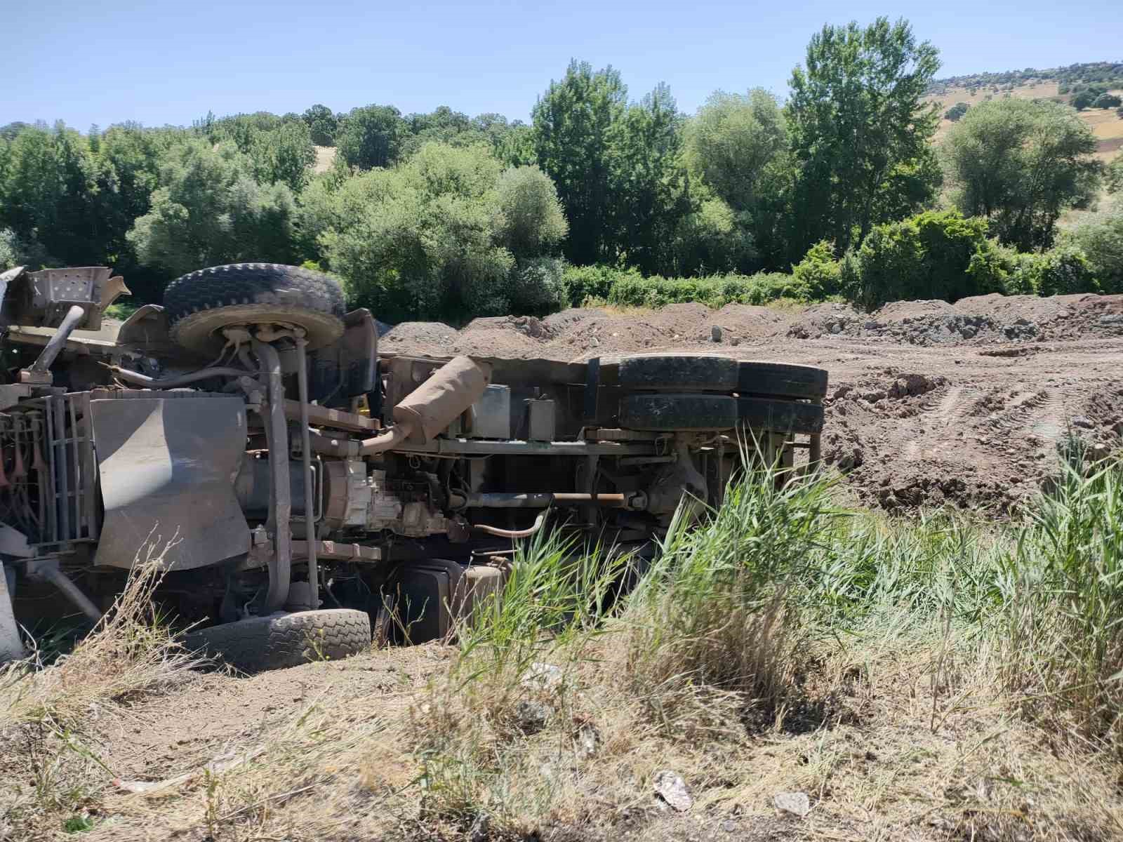 Gölbaşı’nda yük boşaltan kamyon şarampole devrildi
