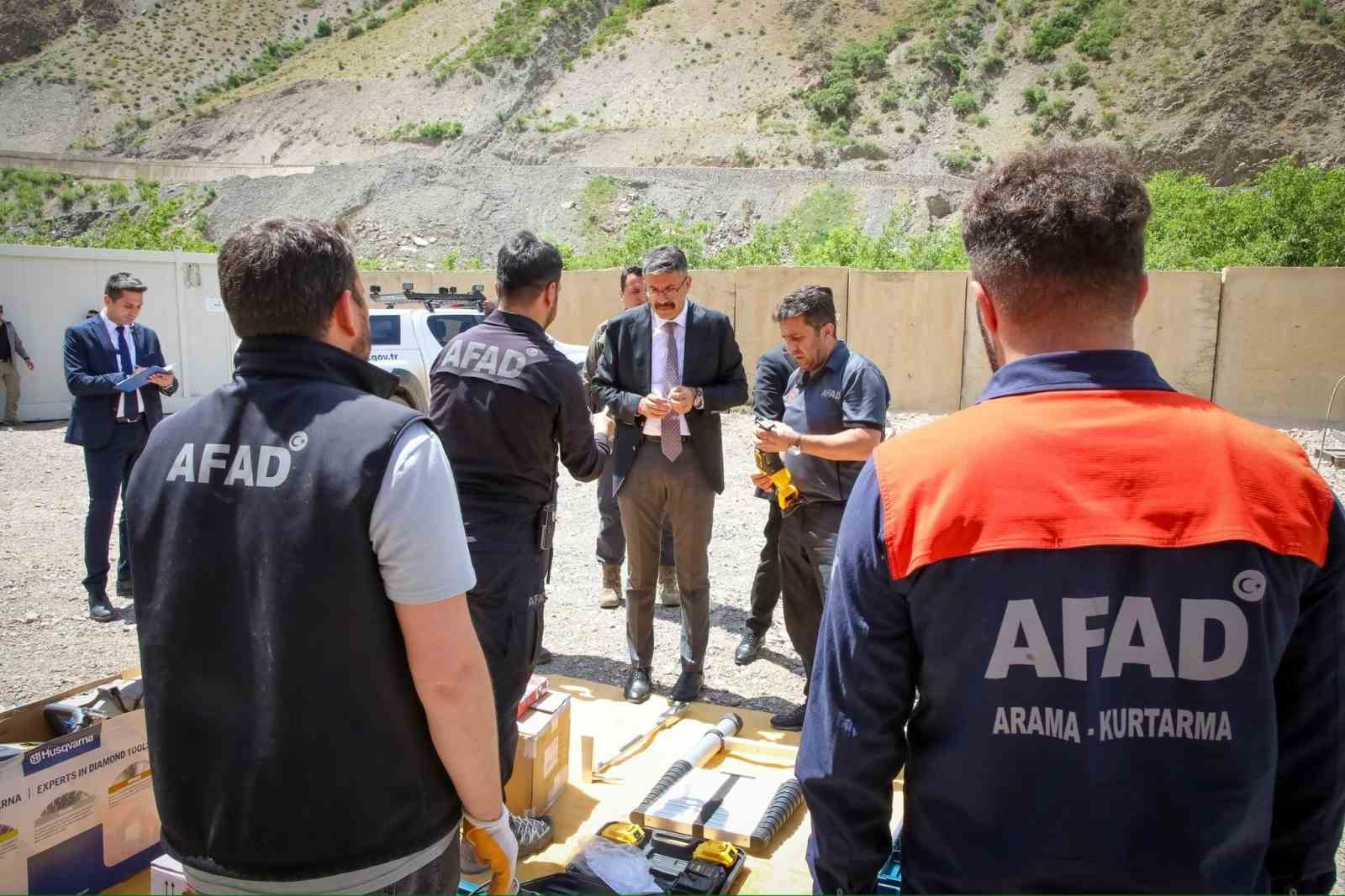 Vali Çelik deprem hazırlık çalışmalarını yerinde inceledi
