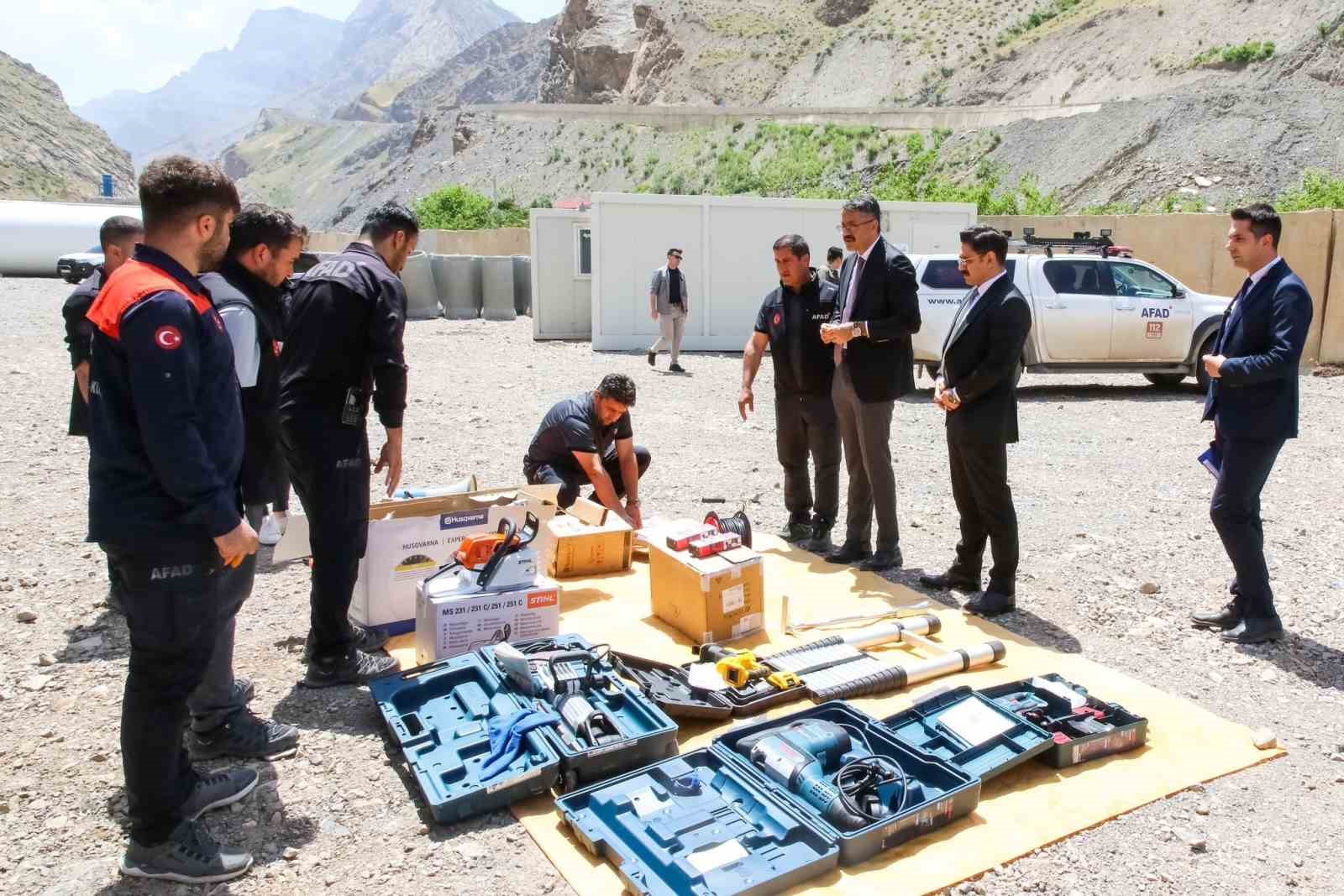 Vali Çelik deprem hazırlık çalışmalarını yerinde inceledi
