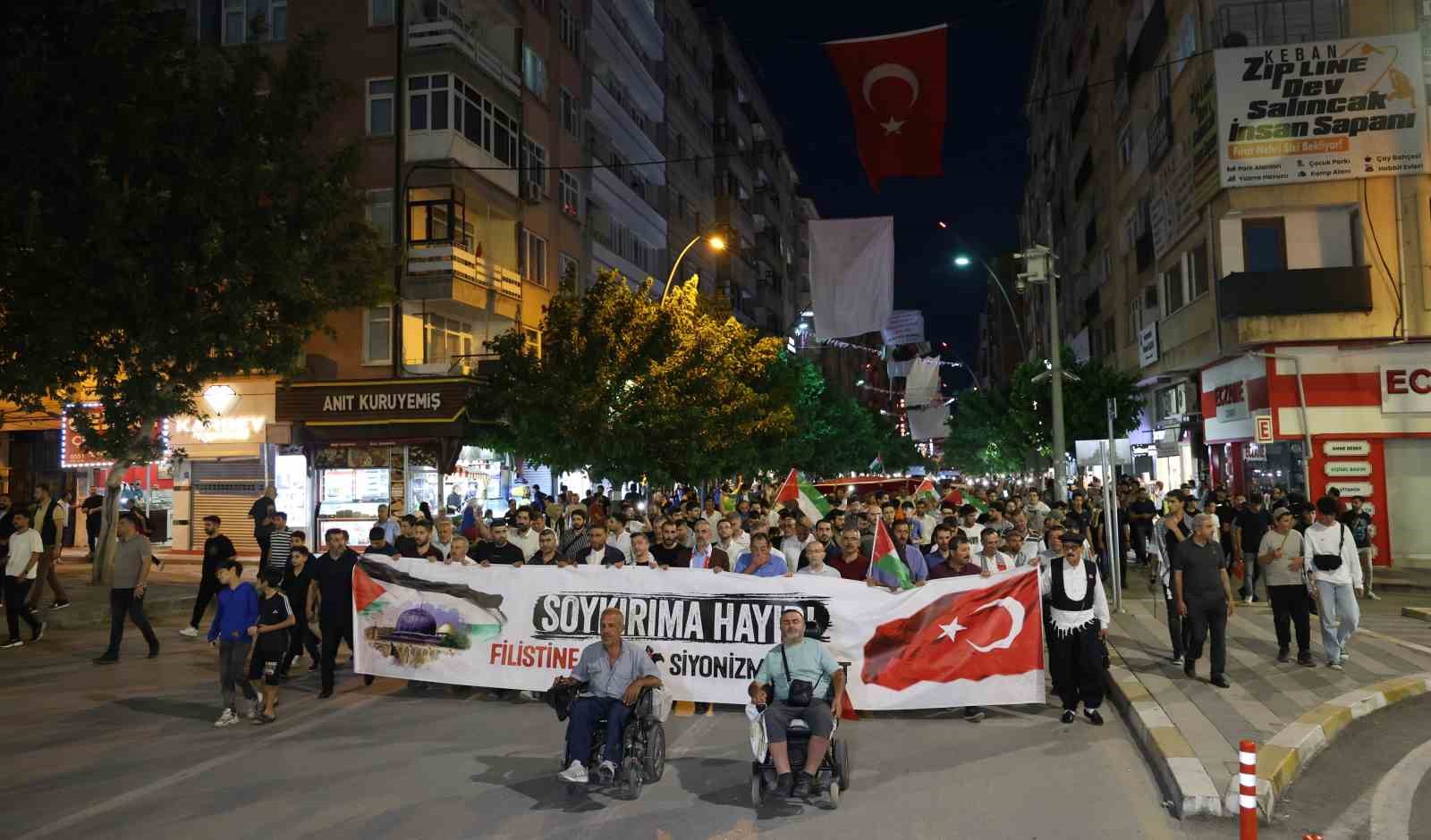 Elazığ’da yüzlerce kişi Filistin için yürüdü
