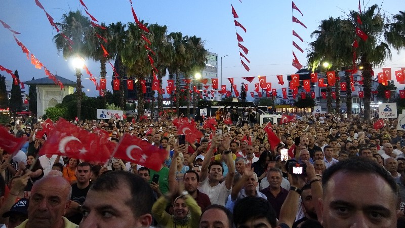 Tahliye edilen Kocagöz, özgürlüğü gökyüzüne beyaz güvercin salarak kutladı
