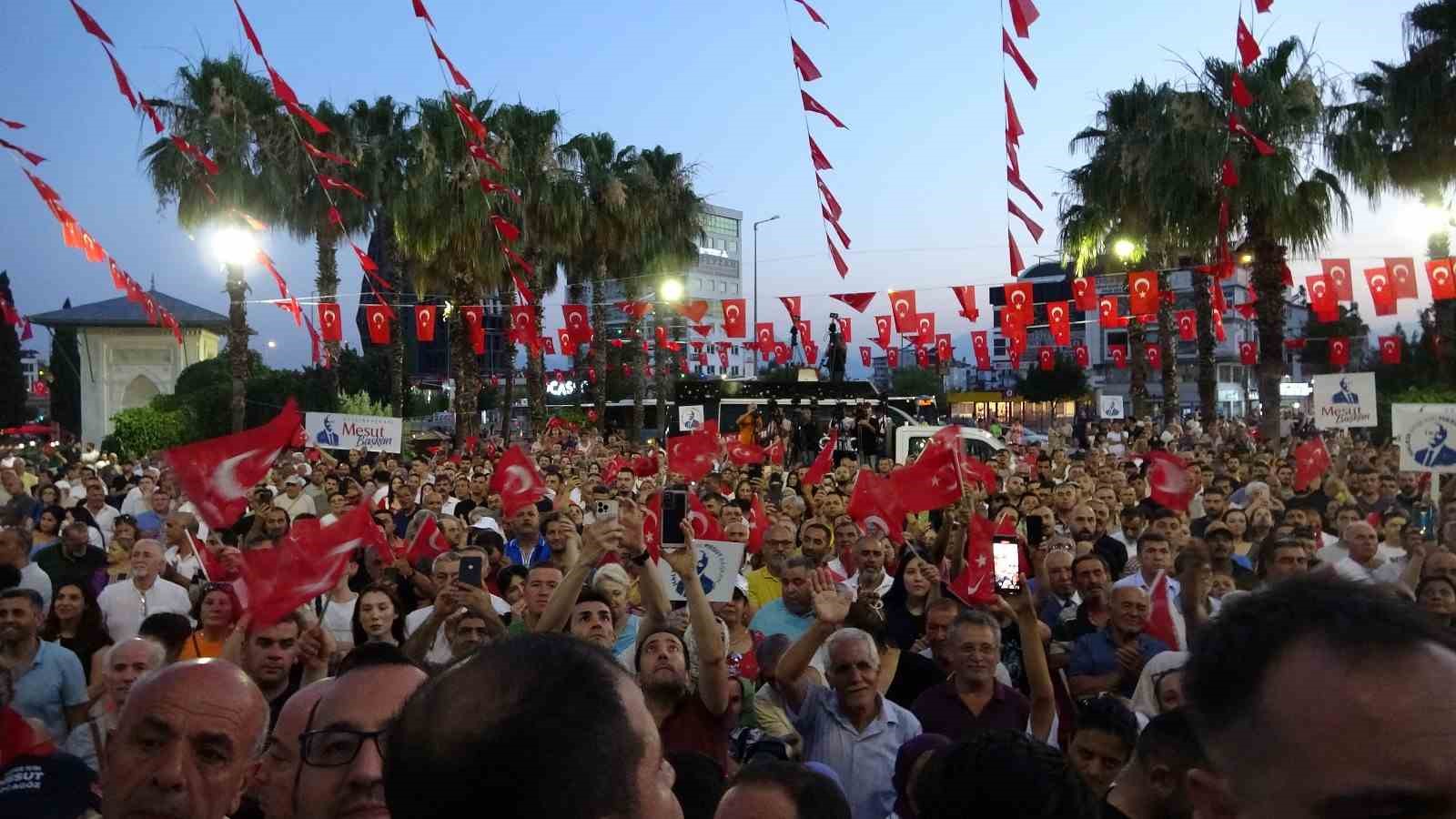 Tahliye edilen Kocagöz, özgürlüğü gökyüzüne beyaz güvercin salarak kutladı
