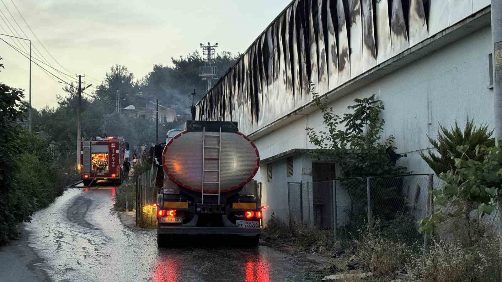 D-650 kara yolunu dumana boğan fabrika yangını 2 buçuk saat sonra söndürüldü
