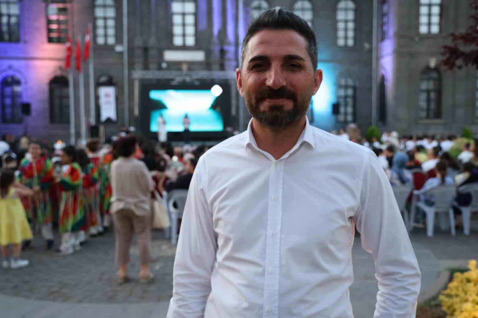 Diyarbakır’da ‘Kültürler Gecesi’ etkinliğiyle şarkılar seslendirildi
