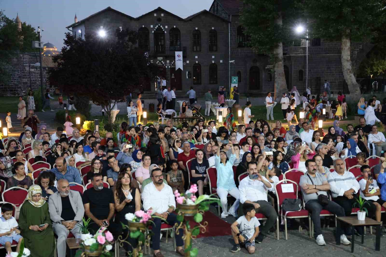 Diyarbakır’da ‘Kültürler Gecesi’ etkinliğiyle şarkılar seslendirildi
