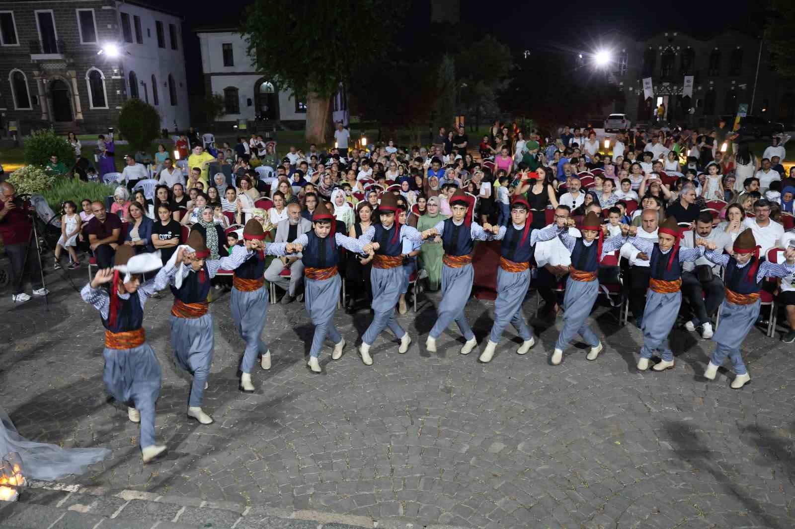 Diyarbakır’da ‘Kültürler Gecesi’ etkinliğiyle şarkılar seslendirildi
