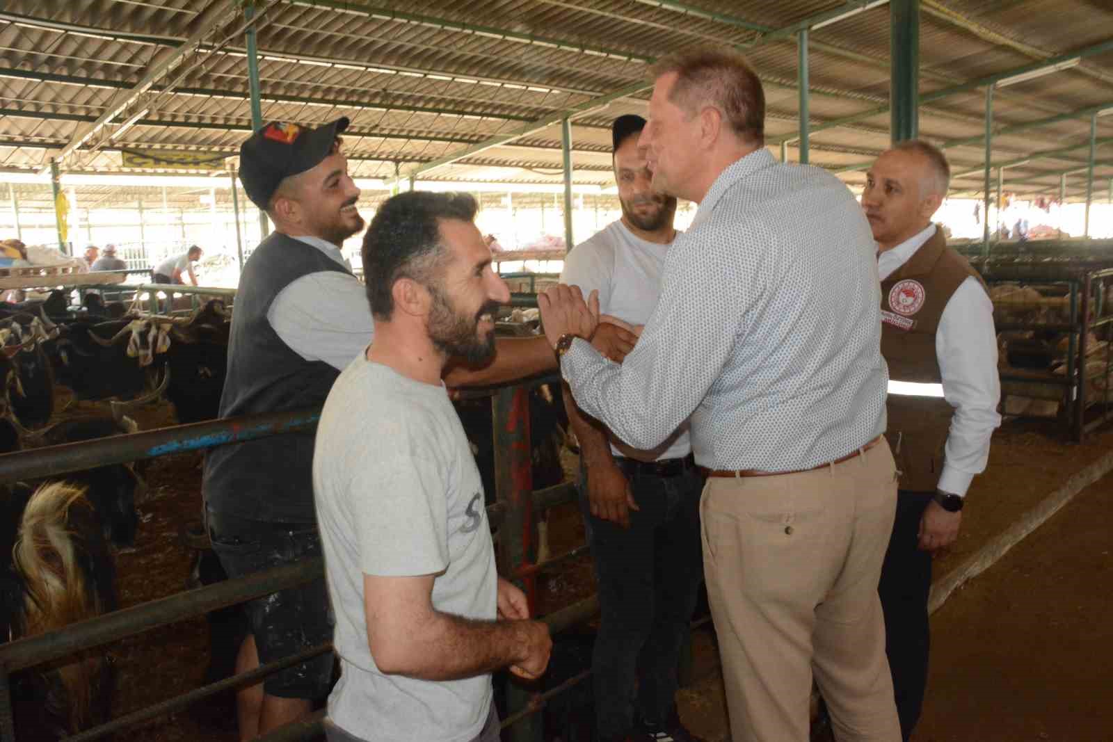 Özkasap ve Öztürk Canlı Hayvan Borsası’nda incelemelerde bulundu
