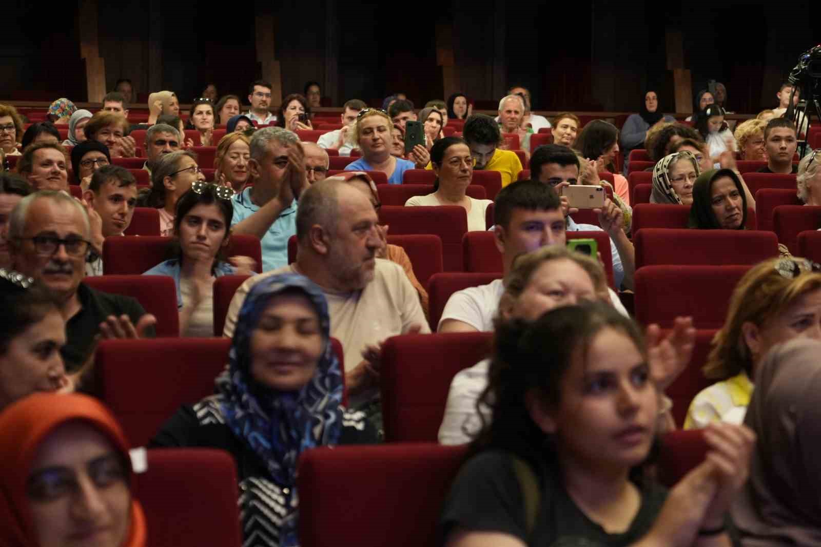 Otizm Anneler Korosu ayakta alkışlandı
