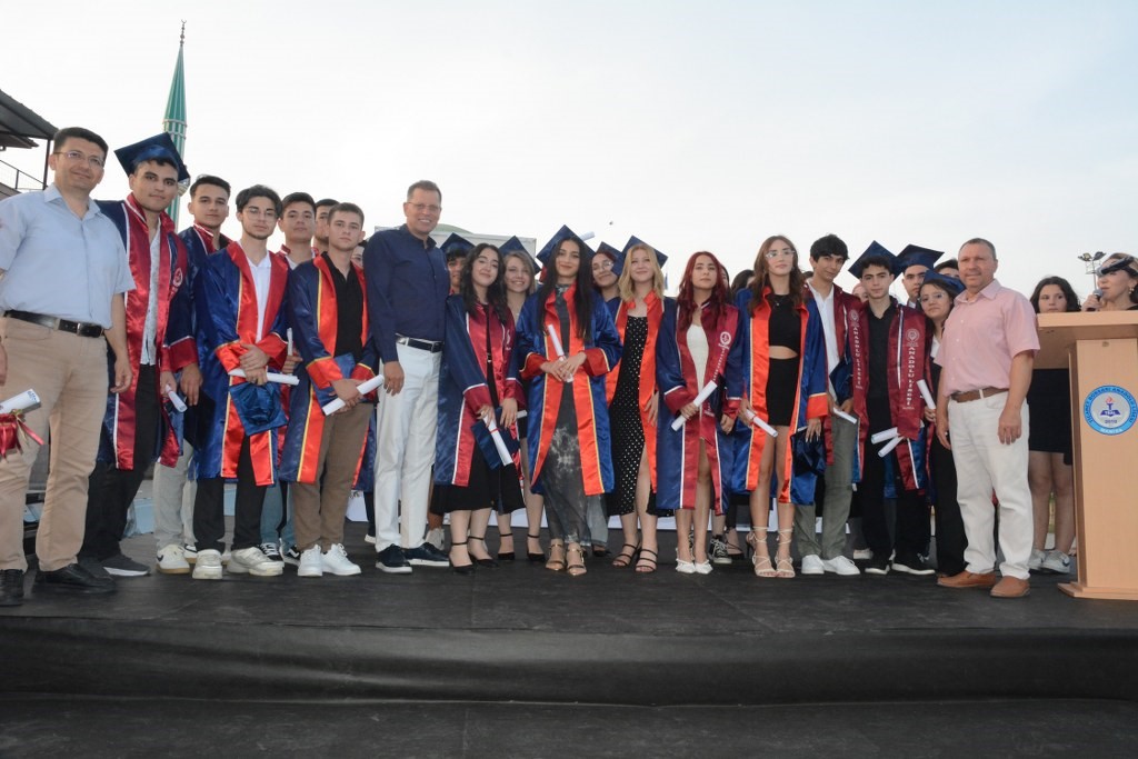 Ticaret Borsası Anadolu Lisesi’nde mezuniyet coşkusu
