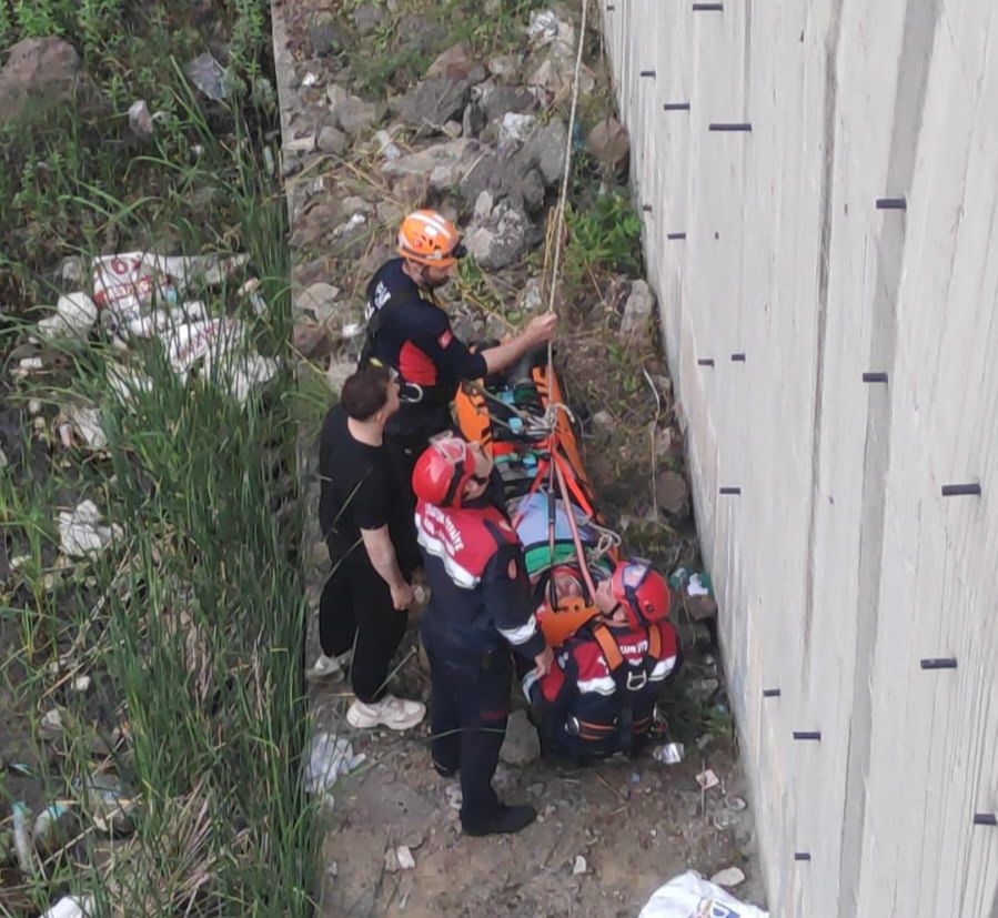 10 metre yüksekten düşen epilepsi hastası şahsın yardımına itfaiye ekipleri yetişti
