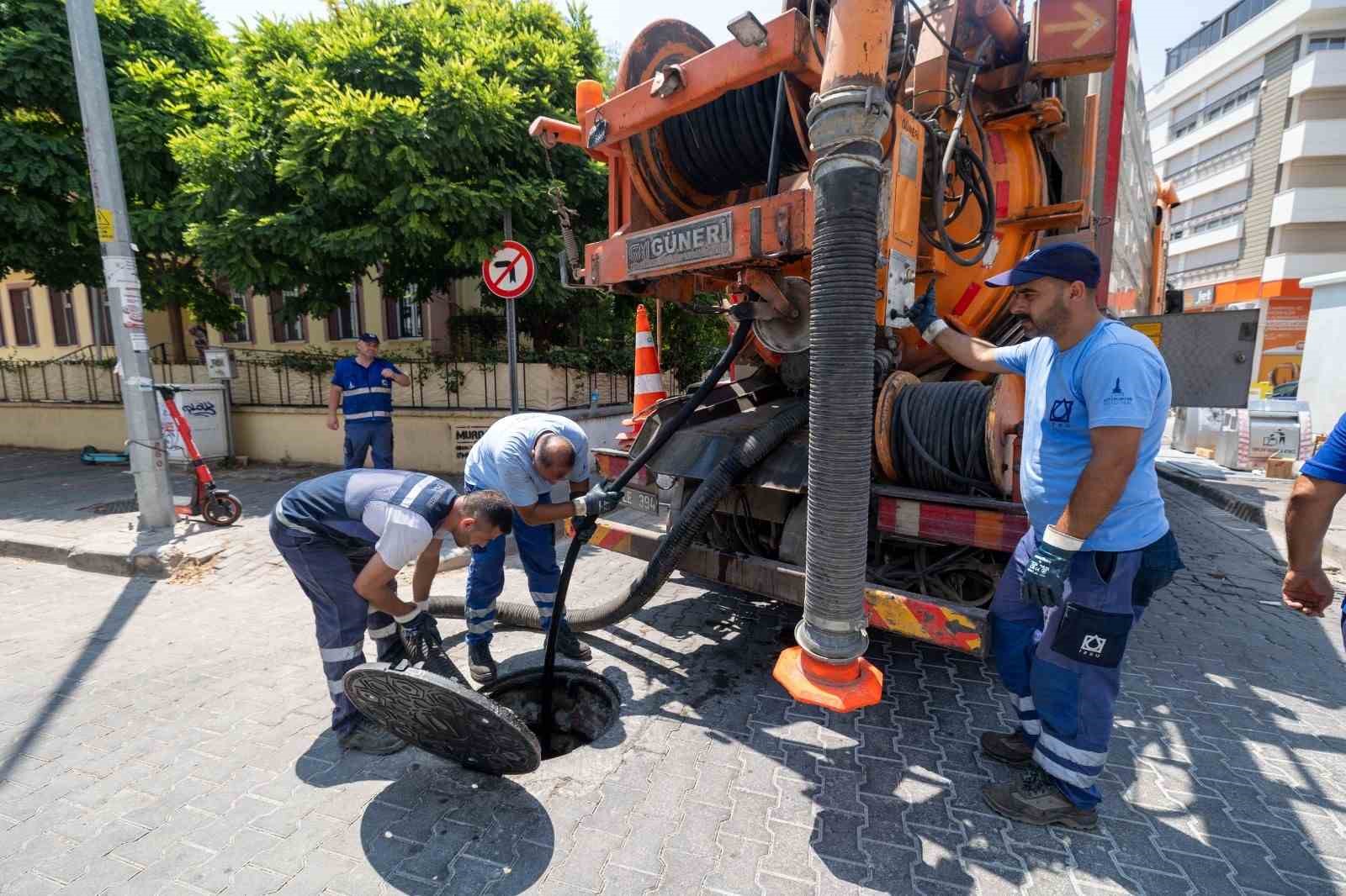 İzmir’in altyapı hatlarında temizlik seferberliği
