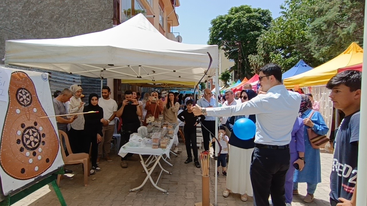 Geliri eğitimde kullanılacak hayır çarşısına yoğun ilgi
