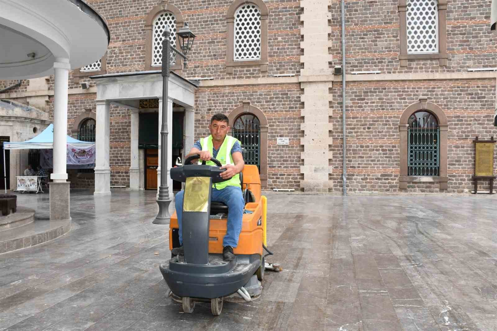 Balıkesir Büyükşehir, Kurban Bayramı öncesinde ibadethaneleri temizliyor
