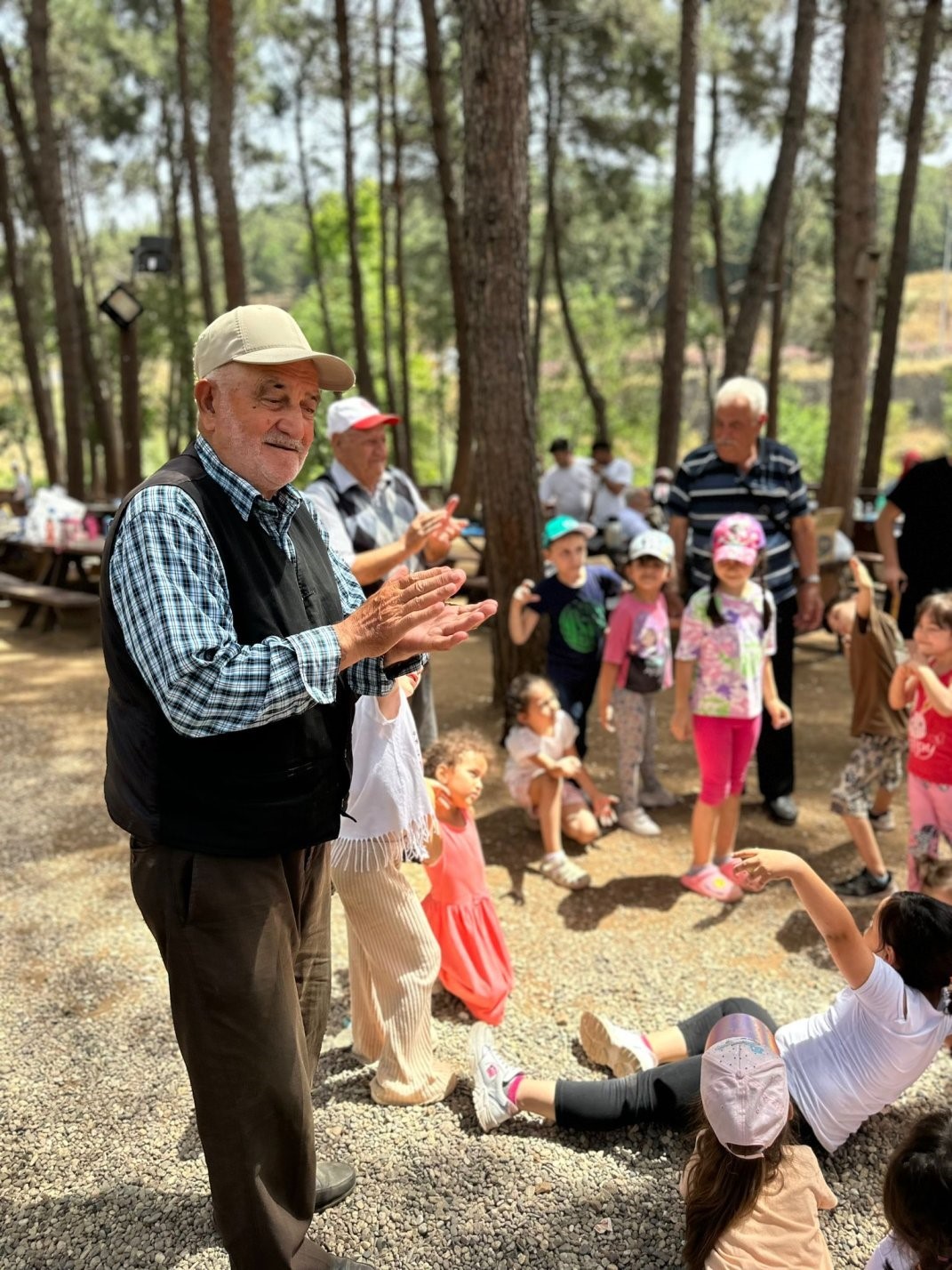 Huzurevinde kalan yaşlılar, piknikte miniklerle kaynaştı
