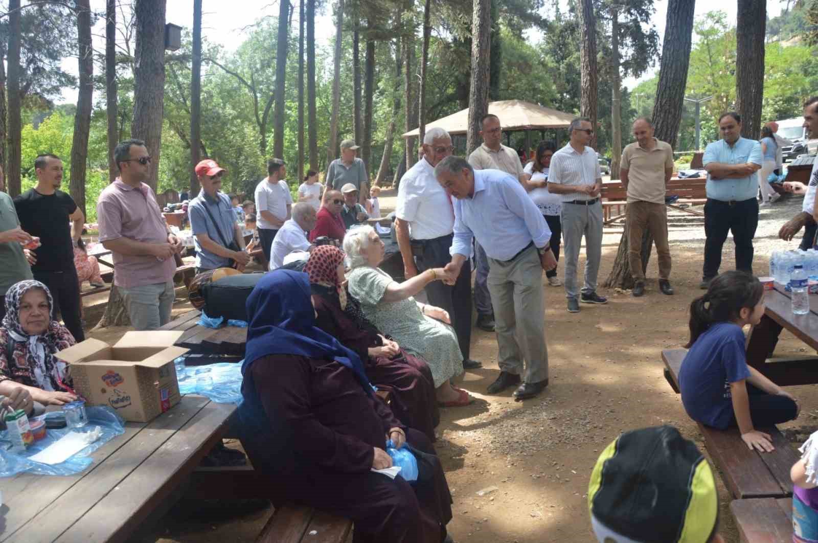 Huzurevinde kalan yaşlılar, piknikte miniklerle kaynaştı
