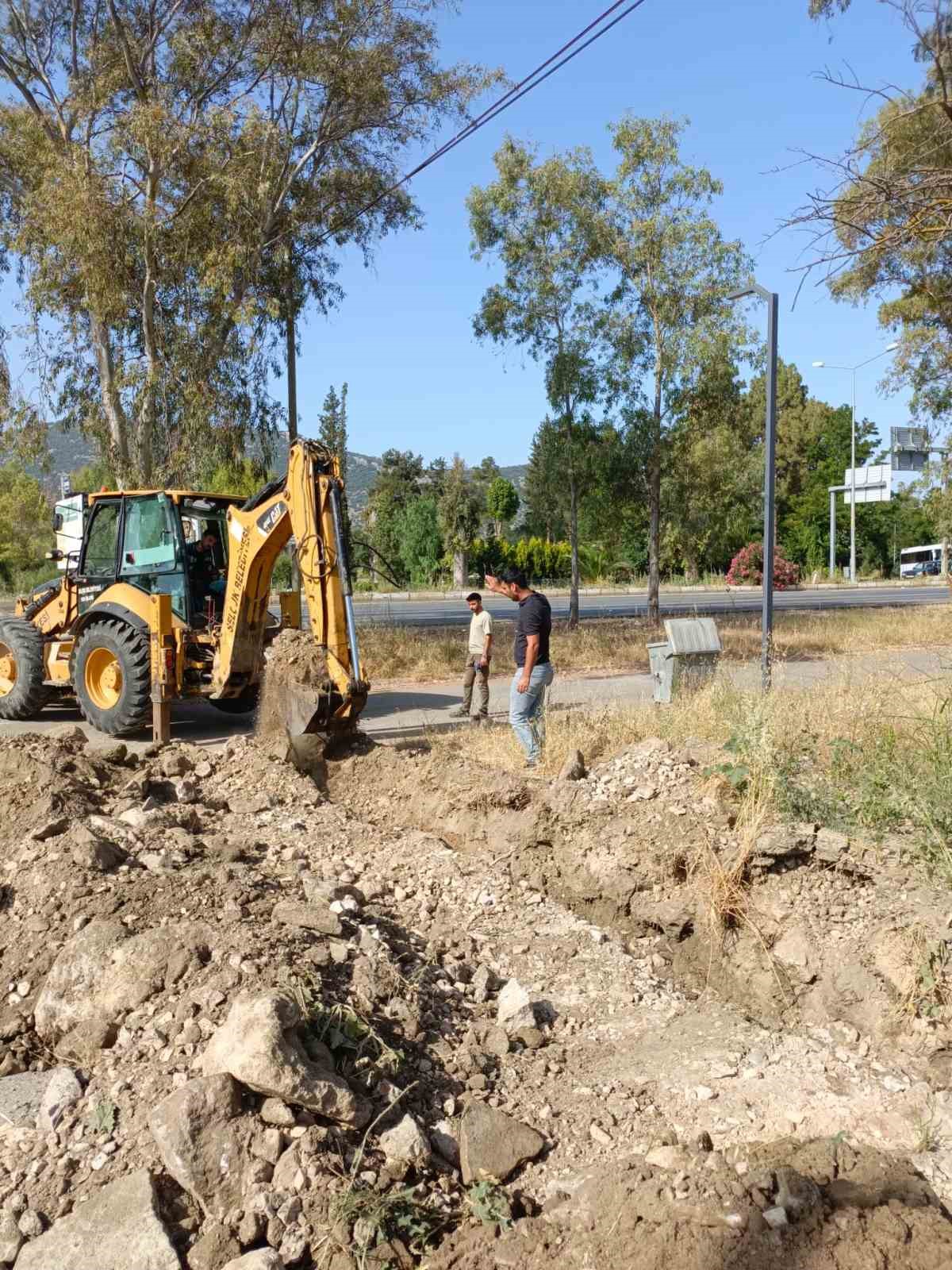 Dutlu Yol’un zarar gören aydınlatma direleri yenilendi
