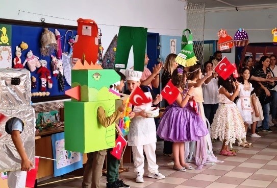 Minikler, çevrenin önemine hazırladıkları defile ile dikkat çekti
