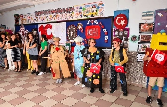 Minikler, çevrenin önemine hazırladıkları defile ile dikkat çekti
