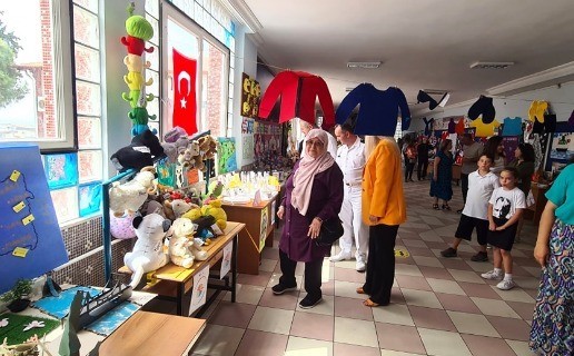 Minikler, çevrenin önemine hazırladıkları defile ile dikkat çekti
