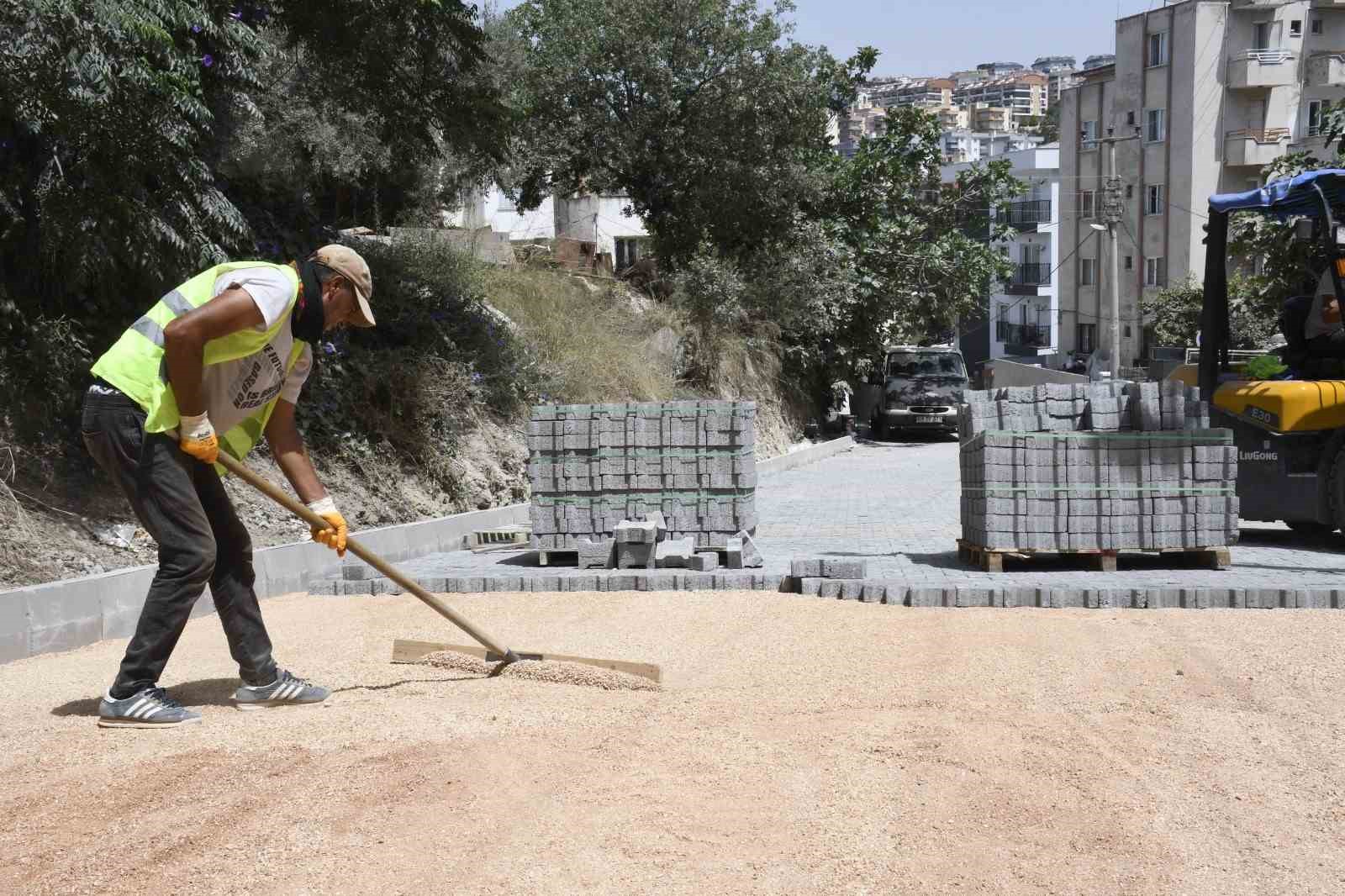 Kuşadası Belediyesi’nin yol yapım çalışmaları sürüyor
