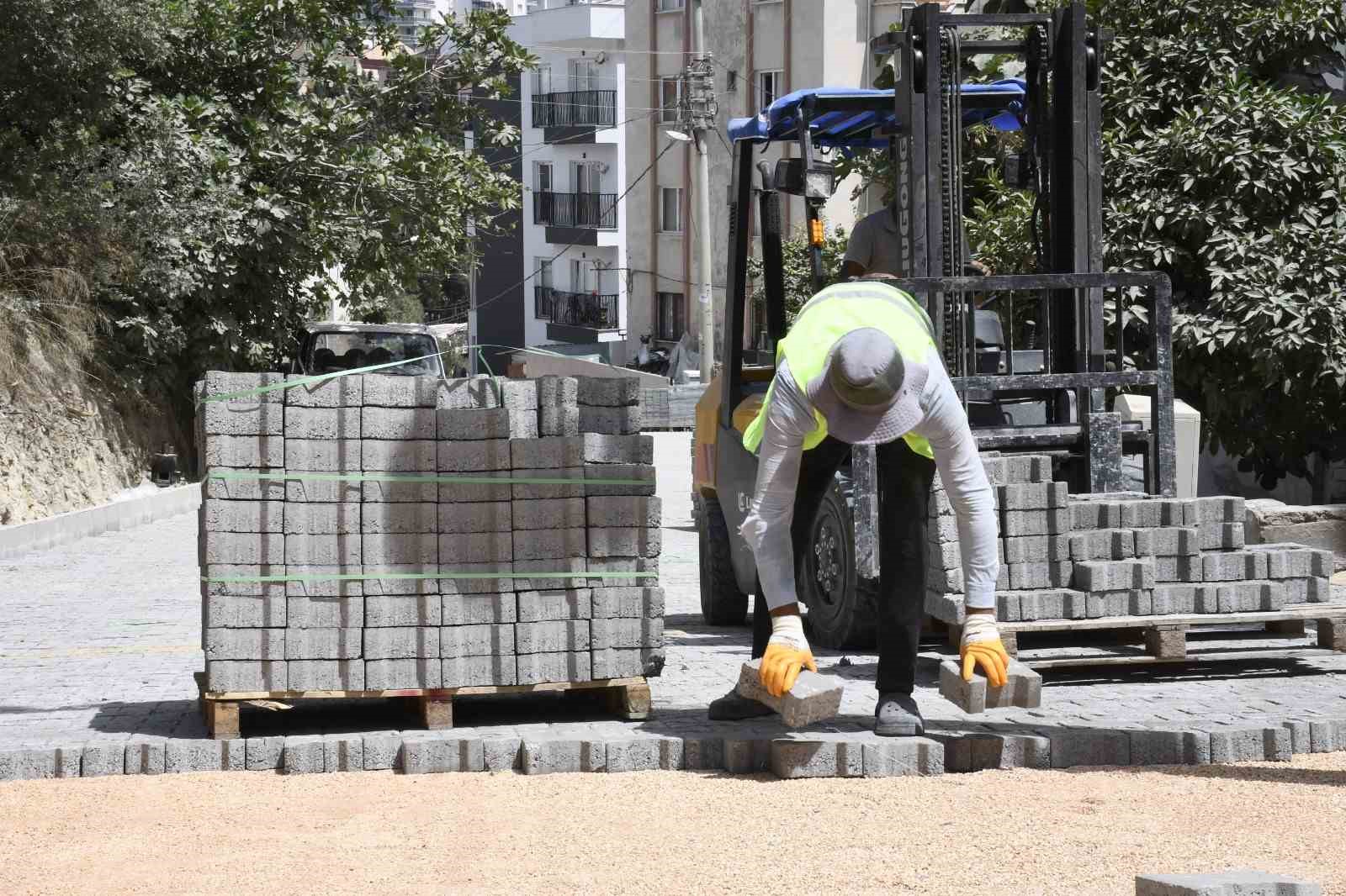 Kuşadası Belediyesi’nin yol yapım çalışmaları sürüyor
