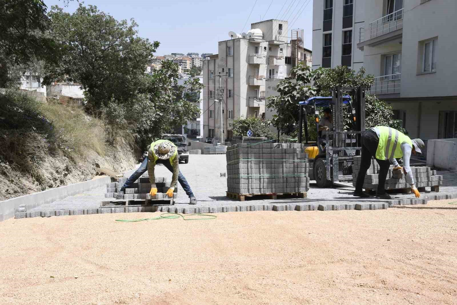 Kuşadası Belediyesi’nin yol yapım çalışmaları sürüyor
