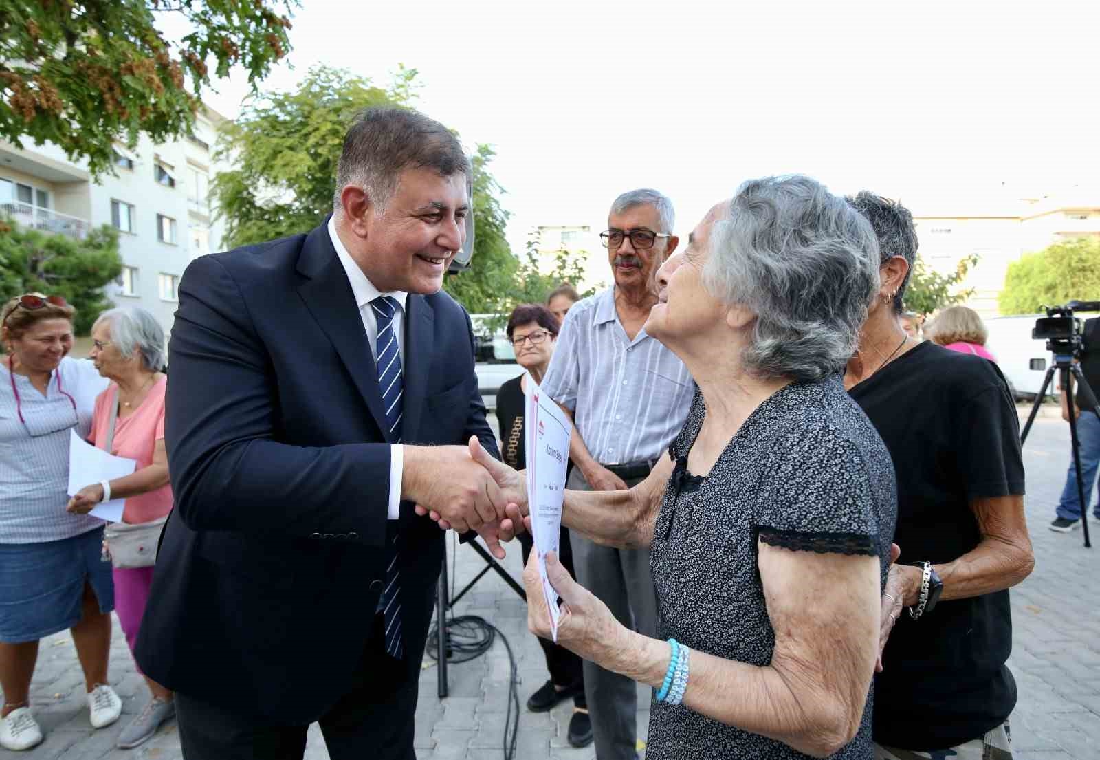 İzmir’de emeklilere su faturası, market ve kira desteği
