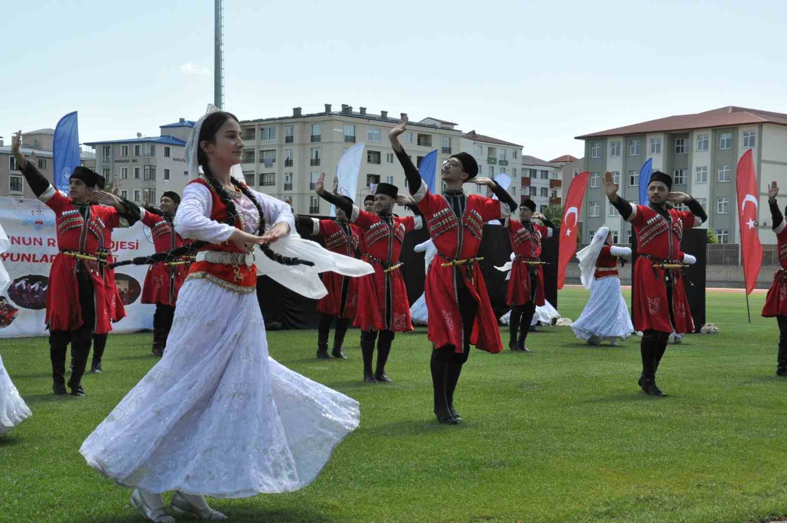 Kars’ta halk oyunları rüzgarı esti
