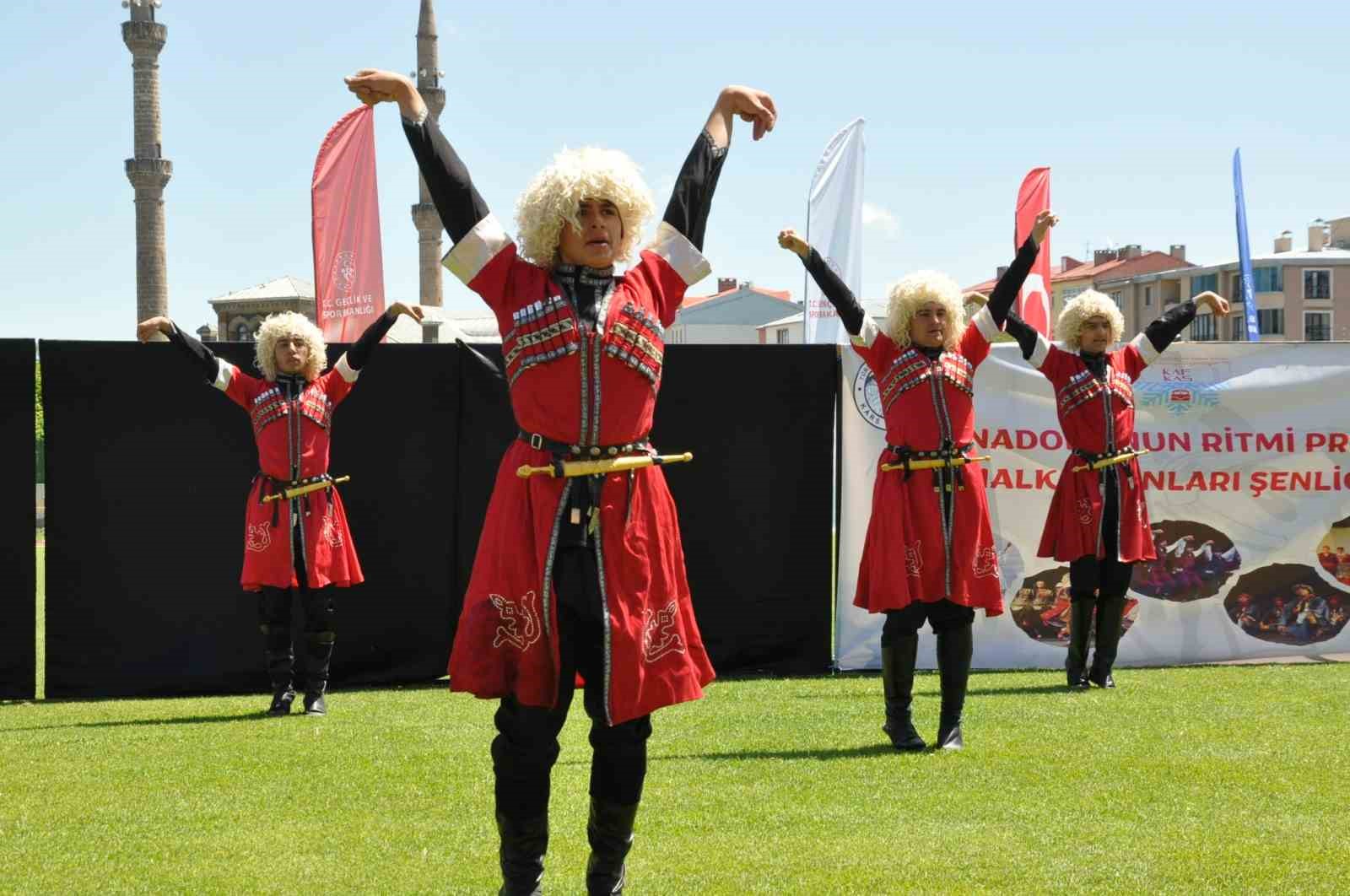 Kars’ta halk oyunları rüzgarı esti
