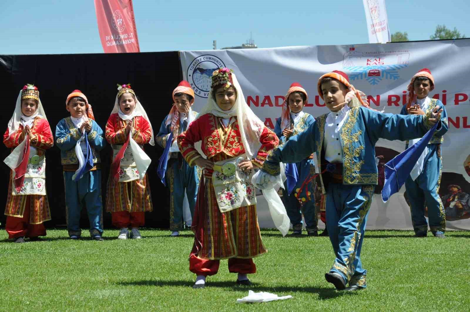 Kars’ta halk oyunları rüzgarı esti
