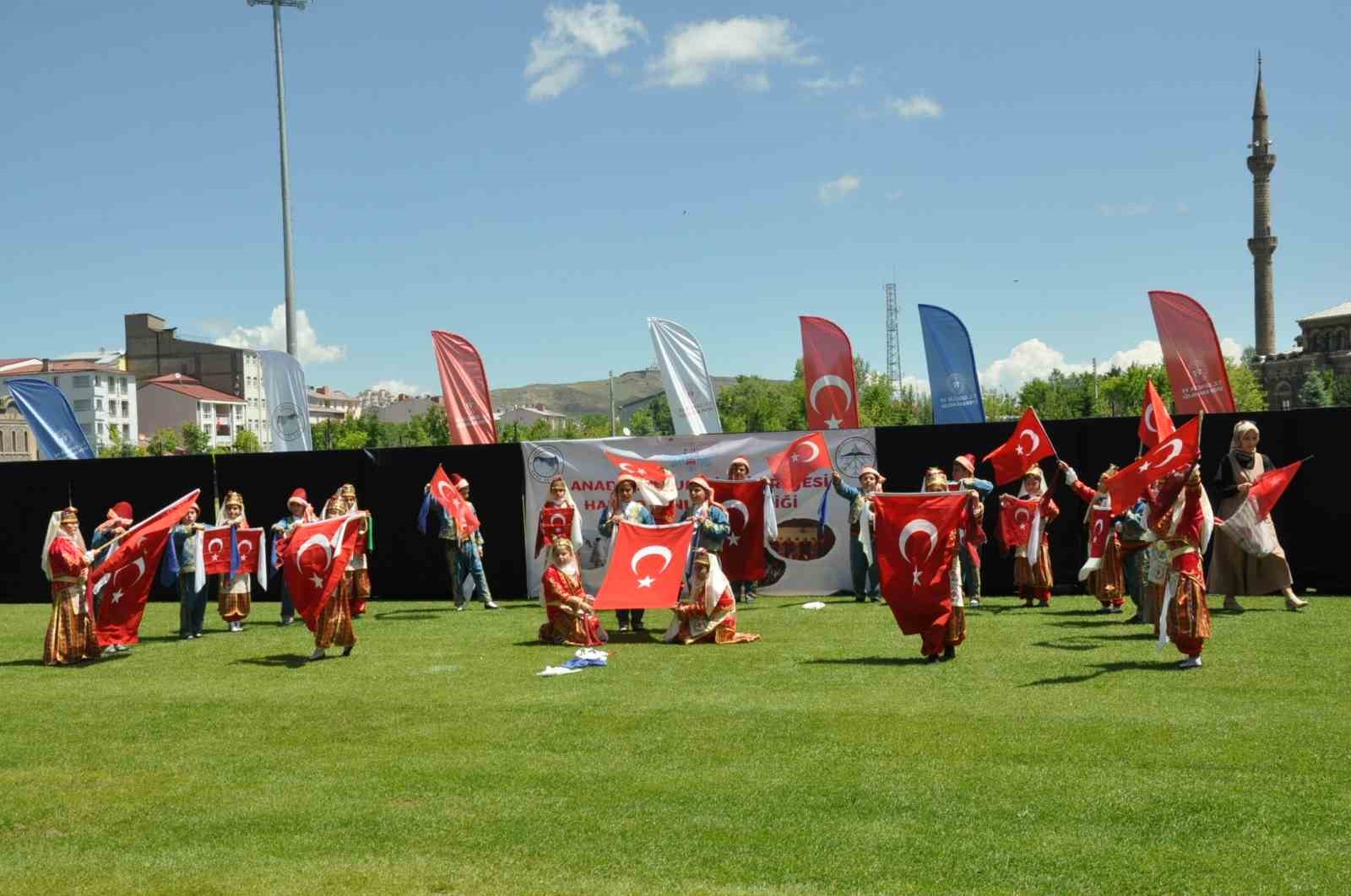 Kars’ta halk oyunları rüzgarı esti
