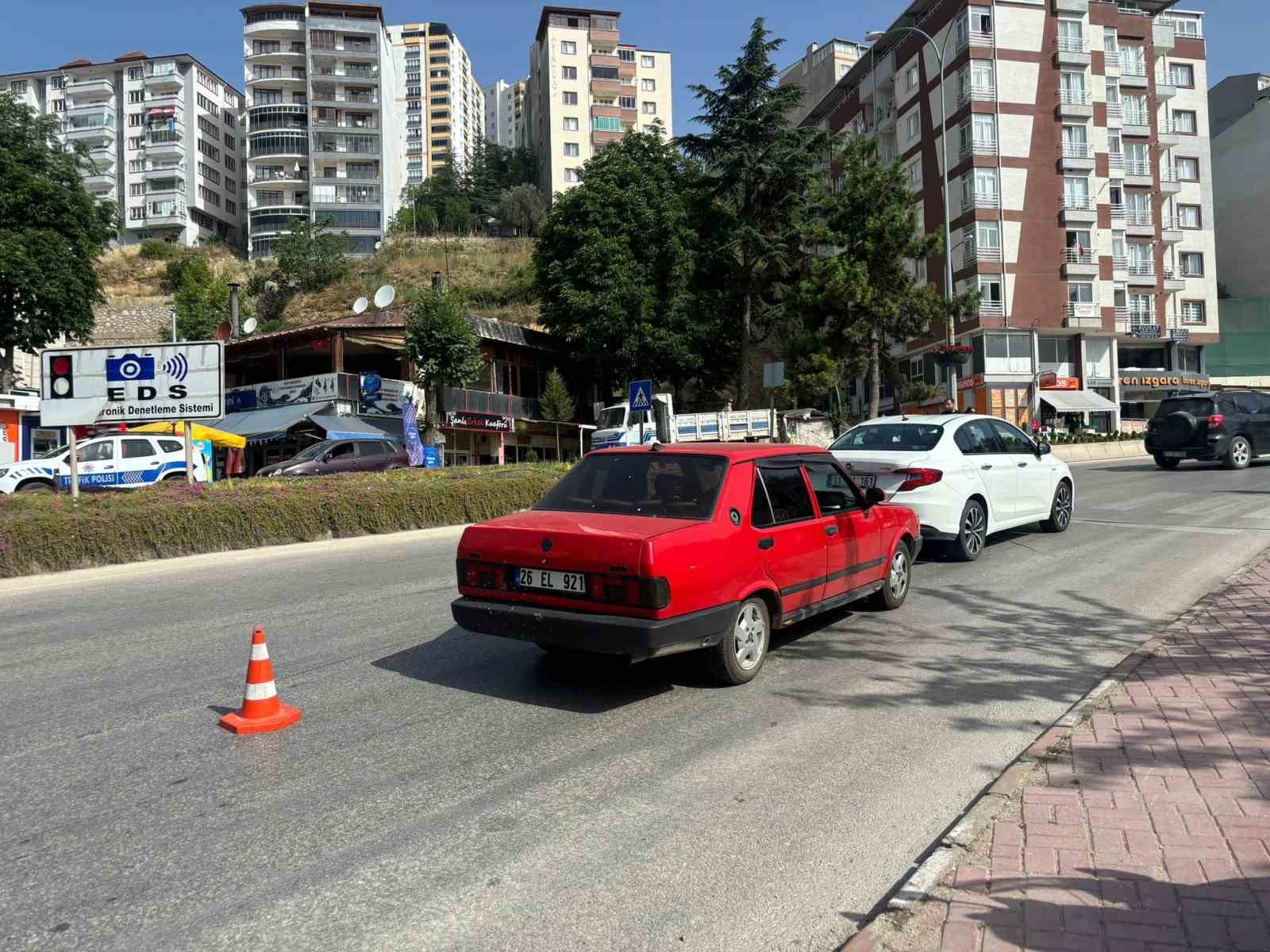 Yayaya yol vermek için duran araca arkasındaki araç çarptı, 1 yaralı
